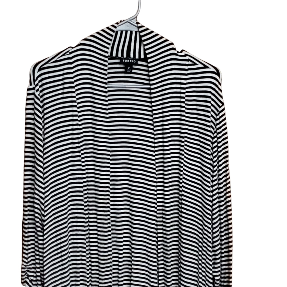 Torrid B&W rouched sleeve cardigan - Picture 5 of 14